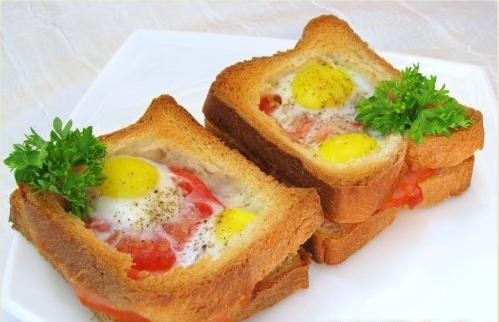 Sandwich-uri calde cu şuncă, roşii şi ouă